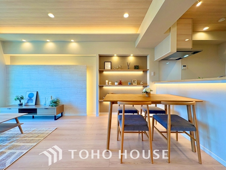 内装 【LIVING】◆陽光◆が差し込む。この開放的なLDKに家族の笑顔が集う。家族が一緒に過ごす空間は明るく、そして居心地よく。