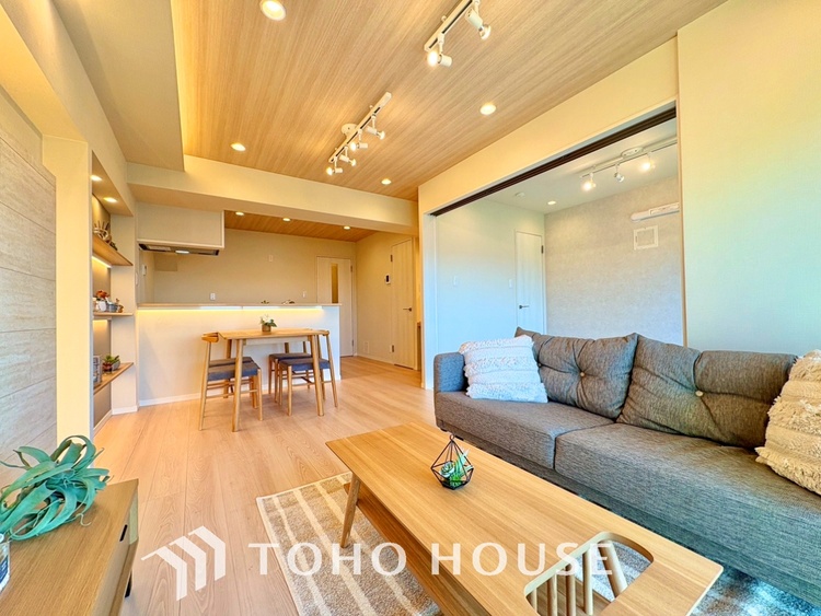 内装 【LIVING】◆扉を◆開くとこの景色。家族の”おかえり”の声が聞こえてきそう。