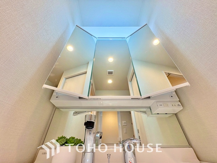 洗面 【WASHROOM】◆快適◆煌びやかな暮らしの中にも忘れたくない快適さ。大きな収納が助けてくれます。