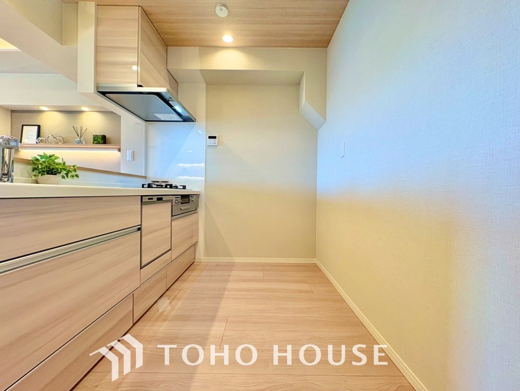 その他 【KITCHEN】◆開放的◆後片付けが楽なシステムキッチン。収納スペースの充実！