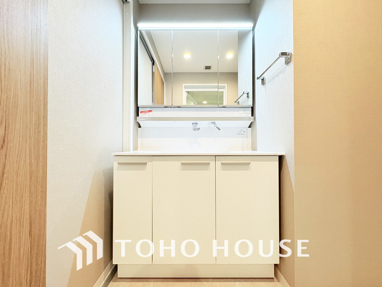 洗面 新規設置の洗面化粧台。収納豊富で使い勝手の良い3面鏡です