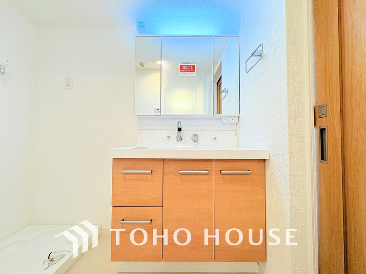 洗面 白を基調とした洗面台。身だしなみを整えやすく収納量も良好です