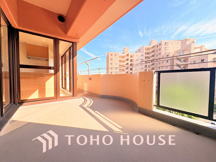 バルコニー 日当たりの良いバルコニーで晴れの日の洗濯物も楽しみになりますね