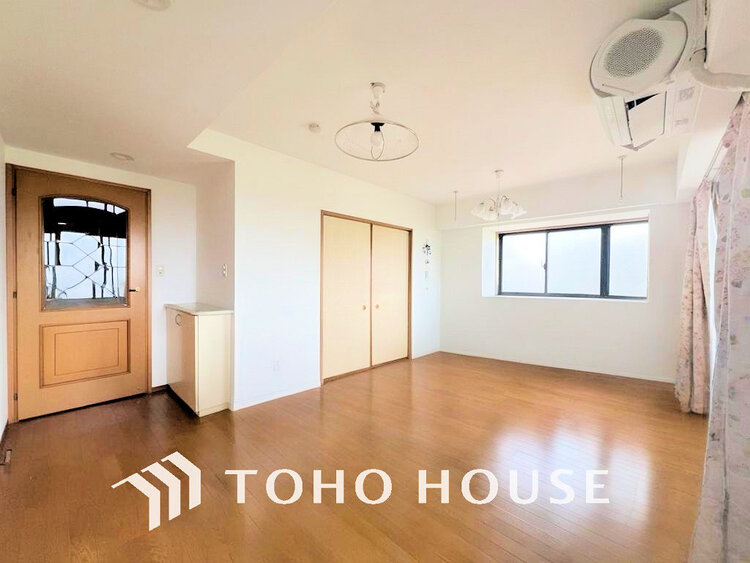 内装 家族みんなが爽やかに過ごせるように、光をたっぷり取り込んだLDK(現地には家具があります)