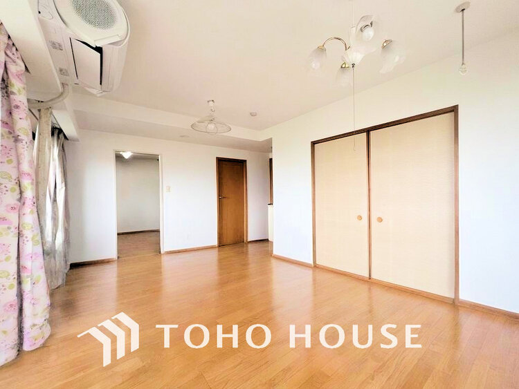 内装 上質な時間を育む暮らしのメインステージ。寛ぎとコミュニケーションを育む居心地のよい場所(現地には家具があります)