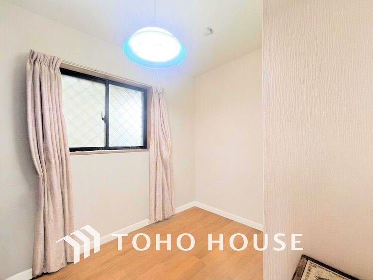 内装 採光もある洋室は、くつろぎのひと時を過ごすのにぴったり(現地には家具があります)