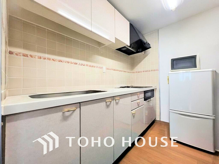 キッチン 落ち着きのあるカラーで統一された清潔感と気品が溢れるキッチン(現地には家具があります)