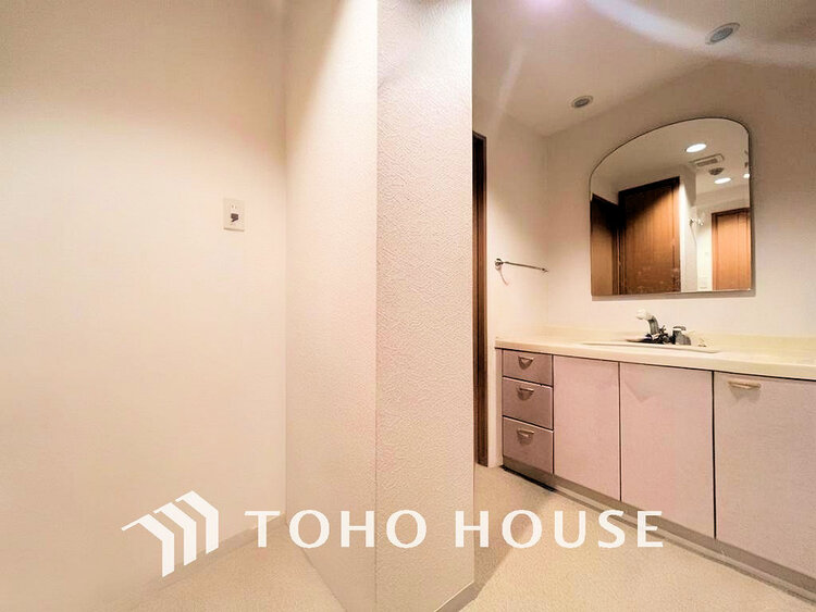 洗面 白を基調とした清潔感のある洗面室で朝の身支度を(現地には家具があります)