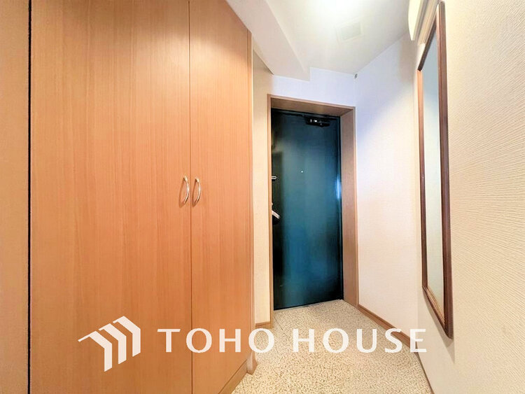 玄関 落ち着いた雰囲気の玄関、家族の帰りを暖かく迎えてくれます(現地には家具があります)