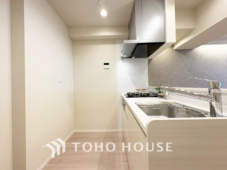 キッチン キッチンは家族の絆を育む大切な空間。シンプルで使い易いシステムキッチンで愉しく作る料理は愛情のある美味しいご馳走に。家族で使えるダイニングキッチンです。