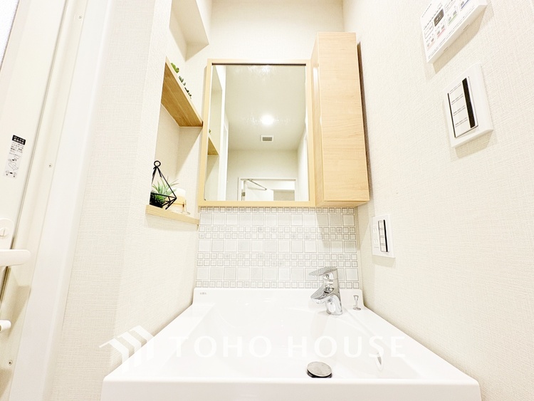 洗面 【WASHROOM】◆快適◆煌びやかな暮らしの中にも忘れたくない快適さ。大きな収納が助けてくれます。