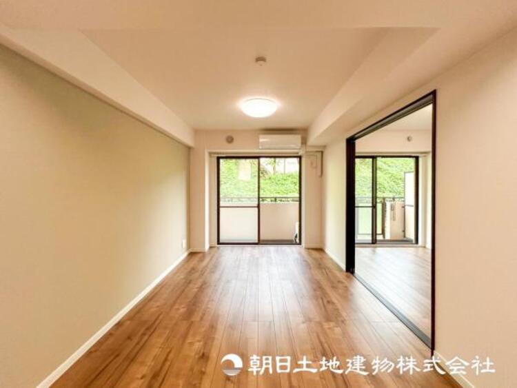 内装 【リビング】大切なご家族、招いた友人と過ごすひと時を溢れる光が優しく包み込む空間。充実した住空間は心を豊かにします。