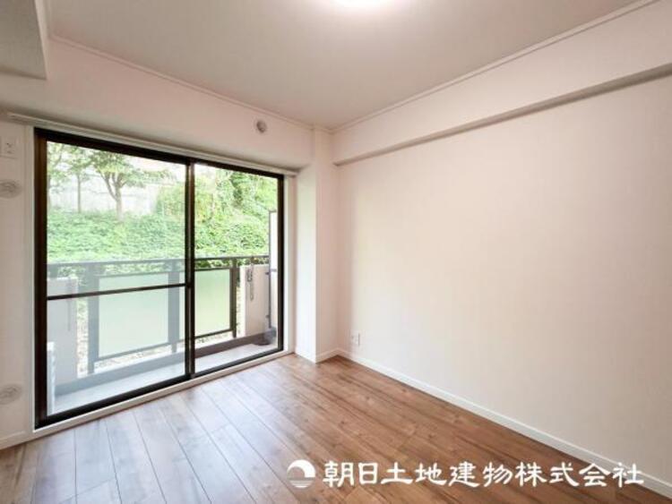 内装 【洋室】一人時間を快適にすごせるように、落ち着いて過ごせる癒しと寛ぎの空間が欲しい。そんな願いを叶えました。