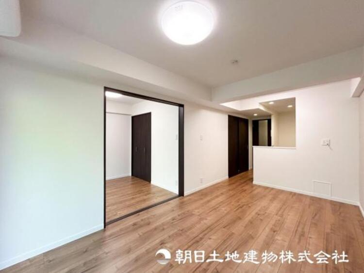 居間 【リビング】リビングにはみんなが集い食事や楽しい会話でついつい時を忘れてしまう。そんな束の間の幸せを感じさせてくれる場所。