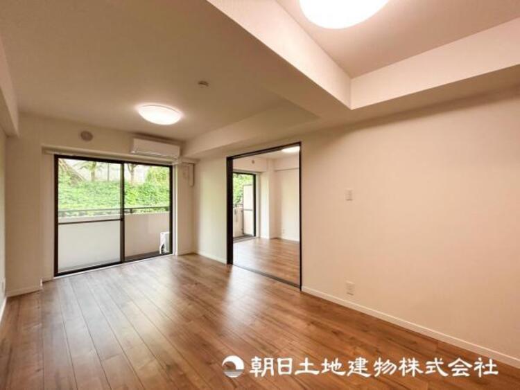 居間 【リビング】開放的で明るい空間が広がるLDK。リビングには潤沢な太陽が降り注ぎ、爽やかな住空間を演出できます。