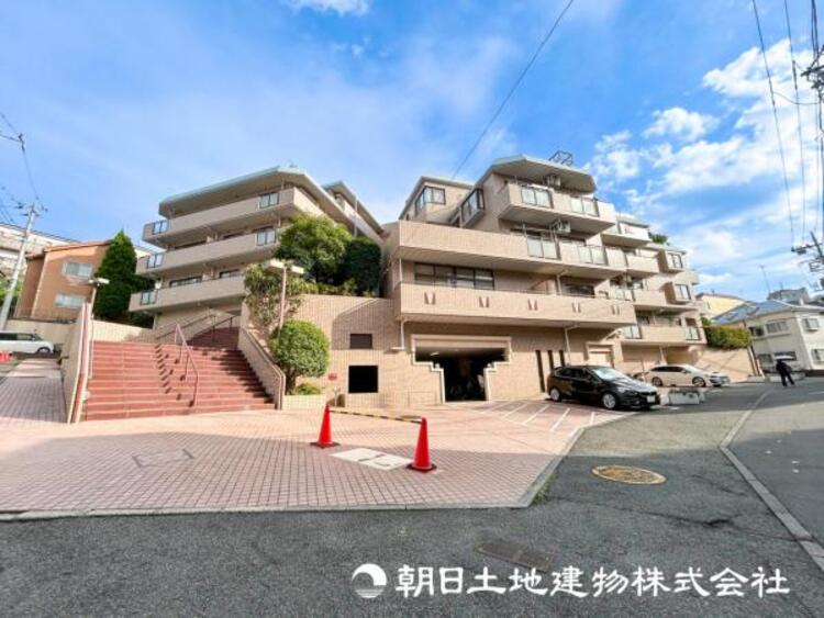 外観 【外観写真】穏やかな風と陽光、日常生活を一段と心地よいものにしています。周辺とのコラボにより明るく開放的な空間を演出。