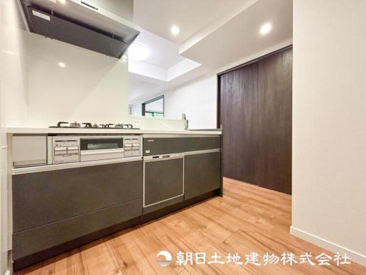 キッチン 【キッチン】シンプルでスタイリッシュなカウンターキッチンです。小さなお子様を安心して遊ばせながら家事ができます。