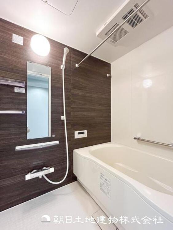 風呂 【浴室】高級感の感じられる色合いで、清潔な空間美を実現。１日の疲れが癒される贅沢な時間を堪能できるゆとりある空間です。