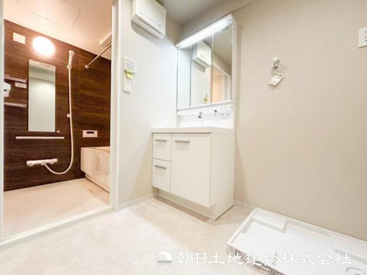 洗面 【洗面化粧台】落ち着いた清潔感のある空間は、身だしなみチェックや肌のお手入れに最適です。収納も十分でゆとりを持たせます。