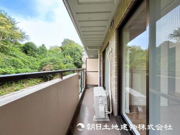 バルコニー 【バルコニー】太陽に愛された家。陽当り・通風に優れた魅力的で快適さを追求したプライベート空間です。