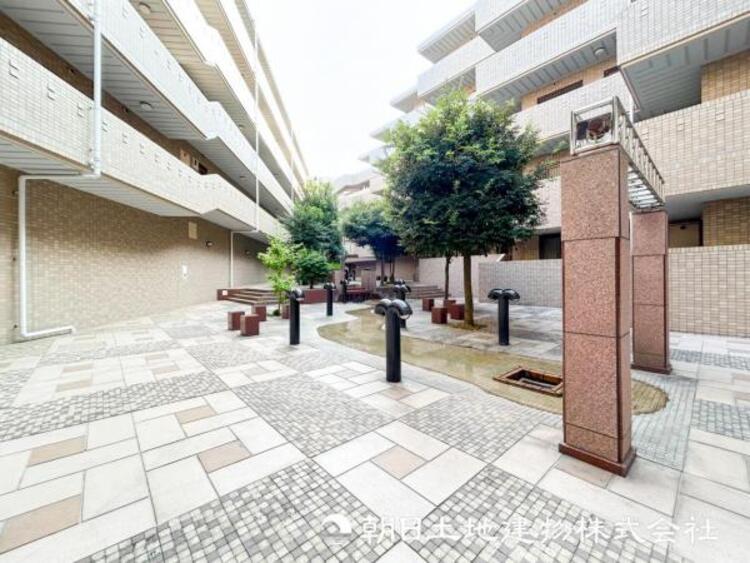 その他 【共用部】時代の流行ではなく拘りを貫く。シックなカラートーンで街並みに溶け込む外観は、絶妙なバランスで輝きを放ちます。