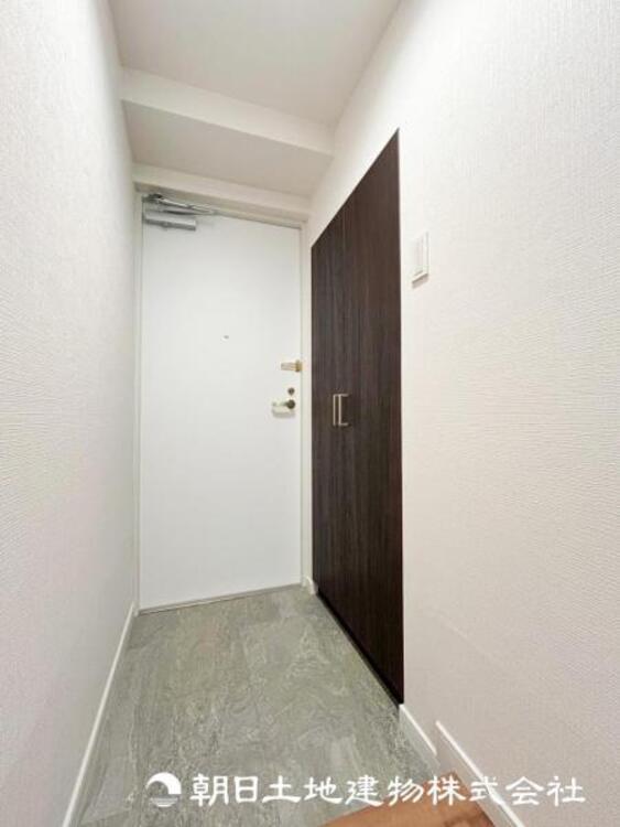 その他 【玄関】温かい空気が溢れる玄関がお出迎えする本物件。この場所には「温もり」で包み込んでくれる安心できるな空間があります。