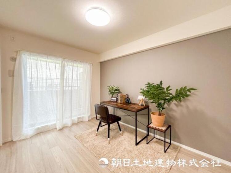 内装 【洋室】人間の感性を育むプライベートルームはシンプルが１番！読書やネット、大切な一人の時間も充実したものにできます。