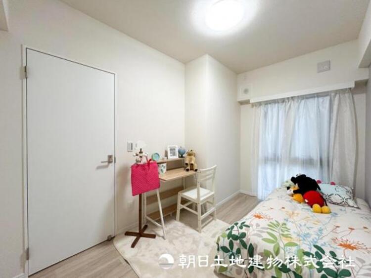 内装 【洋室】爽やかな空間演出とセンス良く纏められた室内は寛ぎ空間でなければなりません。妥協せずにまとめ上げました。