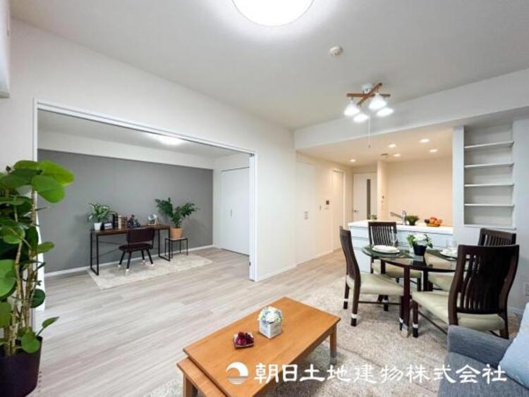 居間 【リビング】家族や友人との時間など１番多くの時間を過ごす空間だからこそ快適な空間を目指してプランニングしました。