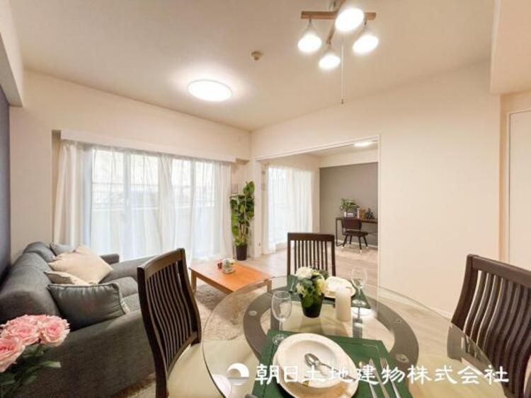 居間 【リビング】リビングにはみんなが集い食事や楽しい会話でついつい時を忘れてしまう。そんな束の間の幸せを感じさせてくれる場所。