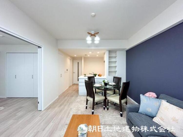 居間 【リビング】大切なご家族、招いた友人と過ごすひと時を溢れる光が優しく包み込む空間。充実した住空間は心を豊かにします。