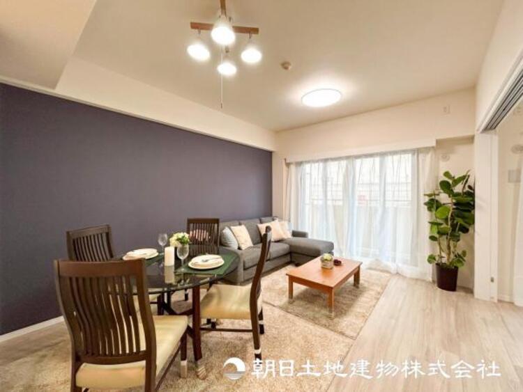 居間 【リビング】開放的で明るい空間が広がるLDK。リビングには潤沢な太陽が降り注ぎ、爽やかな住空間を演出できます。