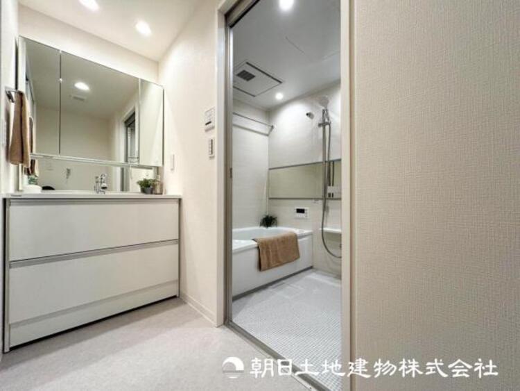 洗面 【洗面化粧台】落ち着いた清潔感のある空間は、身だしなみチェックや肌のお手入れに最適です。収納も十分でゆとりを持たせます。