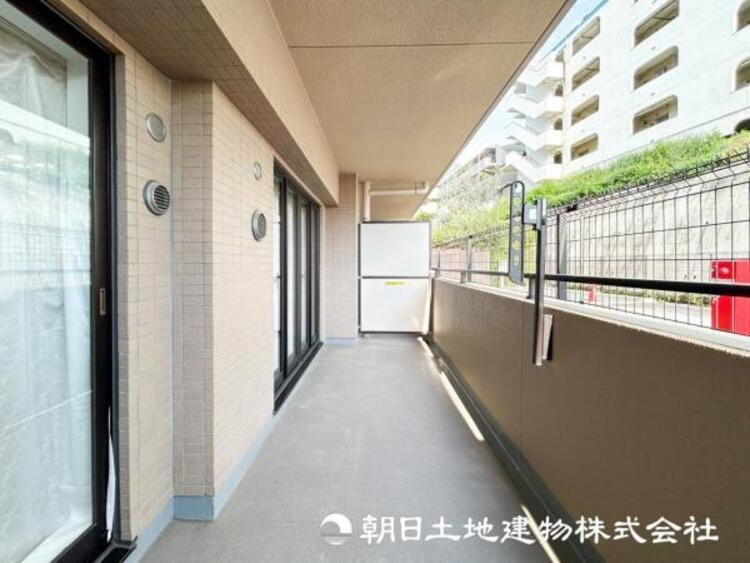 バルコニー 【バルコニー】太陽に愛された家。陽当り・通風に優れた魅力的で快適さを追求したプライベート空間です。