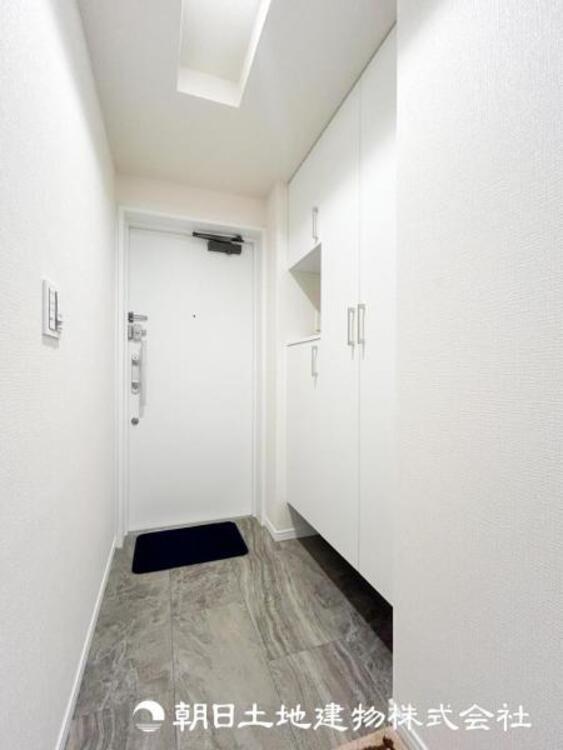 その他 【玄関】温かい空気が溢れる玄関がお出迎えする本物件。この場所には「温もり」で包み込んでくれる安心できるな空間があります。