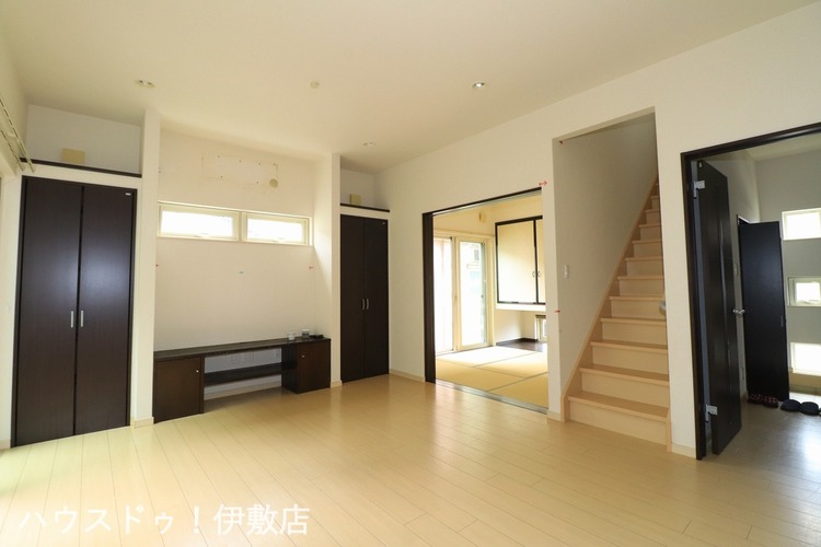 居間 【リビング】リビング16帖と和室4.5帖の合わせて20.5帖の広々とした空間！