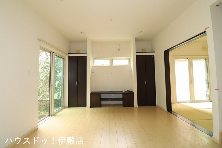 居間 【リビング】白を基調とした室内で清潔感と開放感があります！