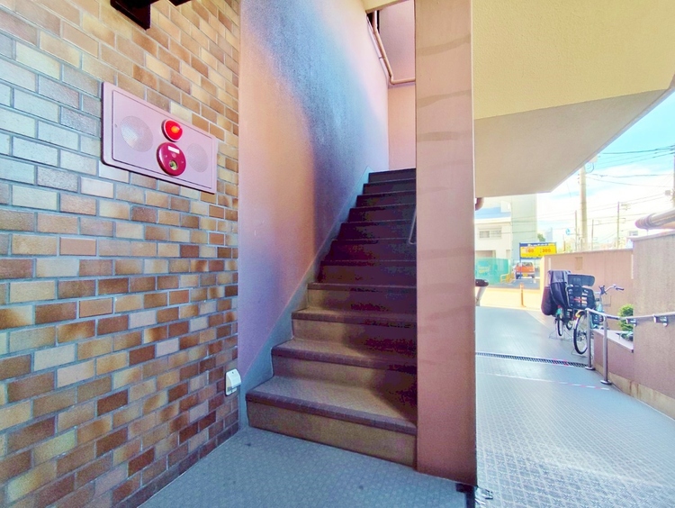 その他 落ち着いた雰囲気の階段。手すりも常設しているので、ゆったりお使いになれます。