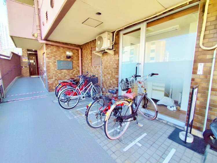設備 きちんと整備された駐輪場。住む方の心遣いが感じられます。