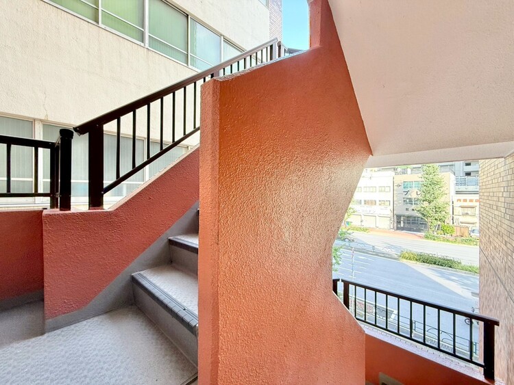 その他 共用部の階段です。明るく清潔に管理されています。