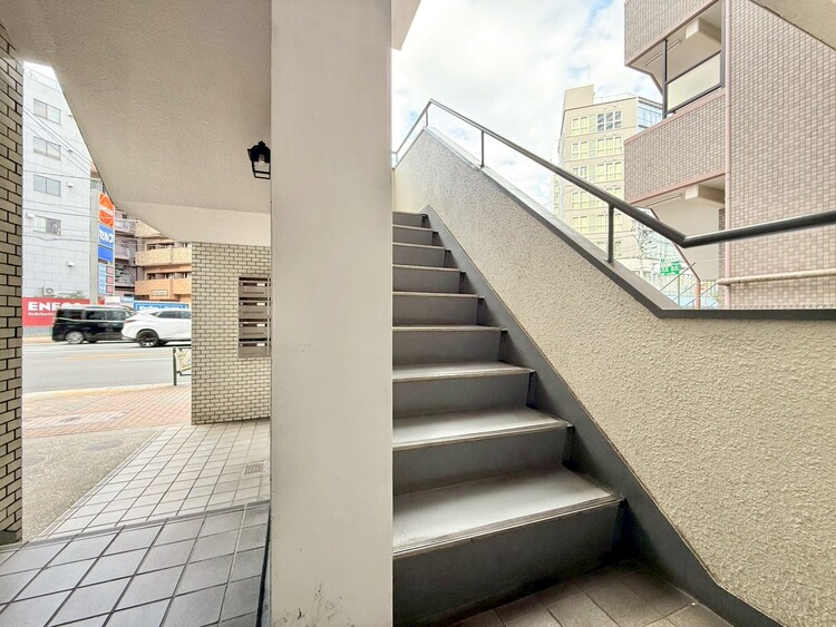その他 共用部の階段です。明るく清潔に管理されています。