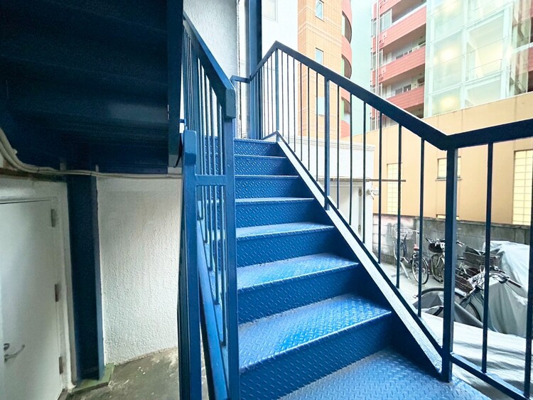 その他 共用部の階段です。明るく清潔に管理されています。