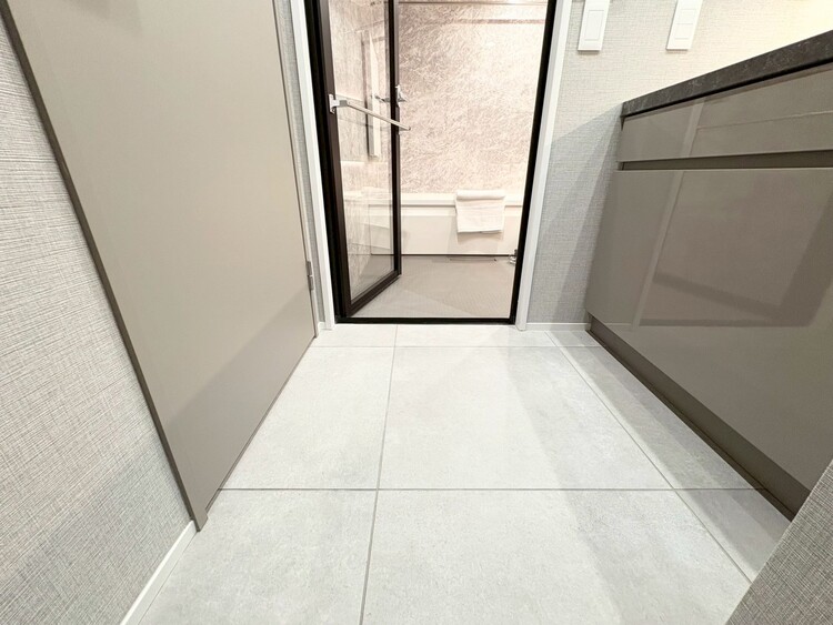 その他 十分な広さの脱衣所。