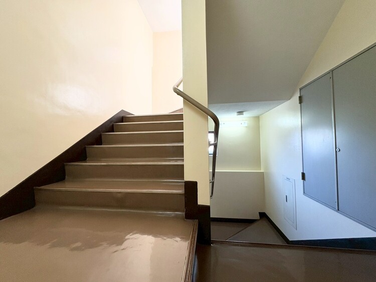 その他 共用部の階段です。明るく清潔に管理されています。