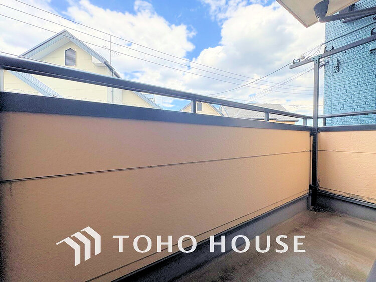 バルコニー 日当たりの良いバルコニーで晴れの日の洗濯物も楽しみになりますね