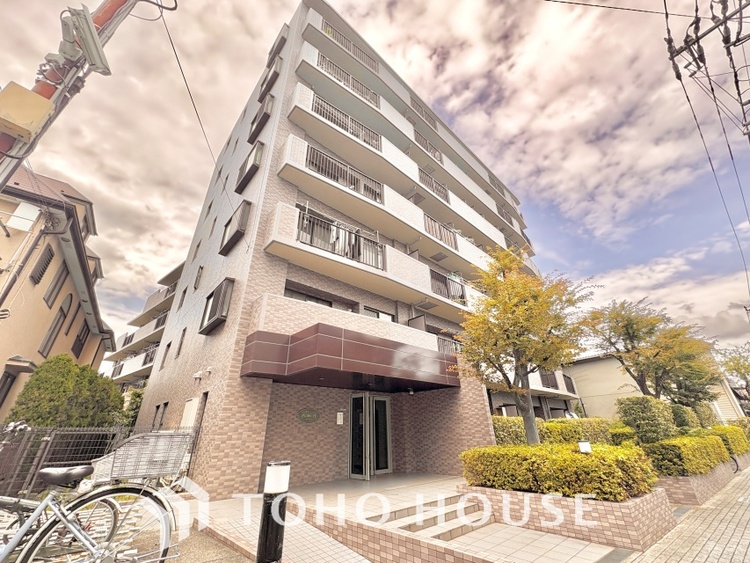 外観 ほんの少しのこだわり。ちょっとした色使いがその家がもつ雰囲気、趣（おもむき）を携え、暮らす家族や訪ねてくる友人・知人に新鮮な香りを運んできます。