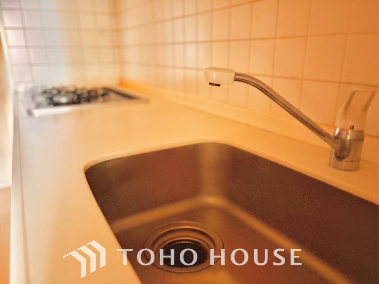 キッチン 【Kitchen】調理しながらもご家族のお顔が見れるカウンターキッチン。ついつい料理中お子様の様子が気になるもの。安心してお料理に取り組んでいただけます。会話だって自然とはずむはず。