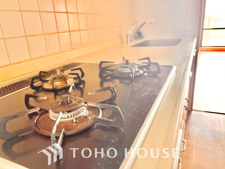 キッチン 【Kitchen】調理しながらもご家族のお顔が見れるカウンターキッチン。ついつい料理中お子様の様子が気になるもの。安心してお料理に取り組んでいただけます。会話だって自然とはずむはず。