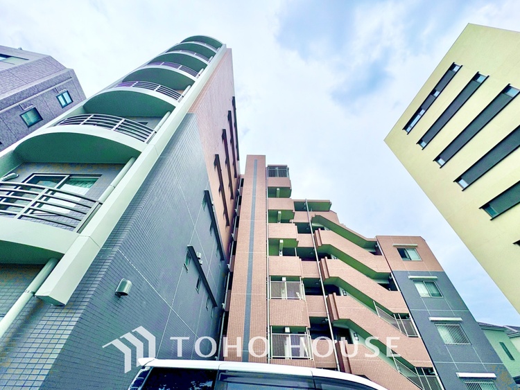 外観 ほんの少しのこだわり。ちょっとした色使いがその家がもつ雰囲気、趣（おもむき）を携え、暮らす家族や訪ねてくる友人・知人に新鮮な香りを運んできます。