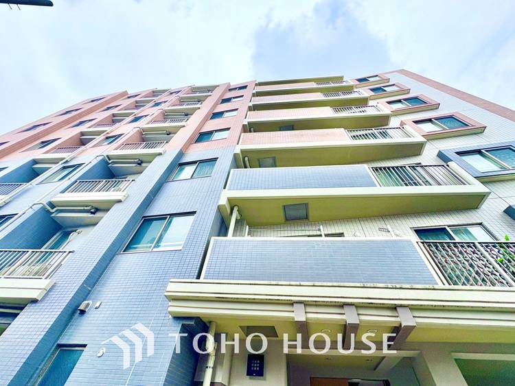 外観 ほんの少しのこだわり。ちょっとした色使いがその家がもつ雰囲気、趣（おもむき）を携え、暮らす家族や訪ねてくる友人・知人に新鮮な香りを運んできます。